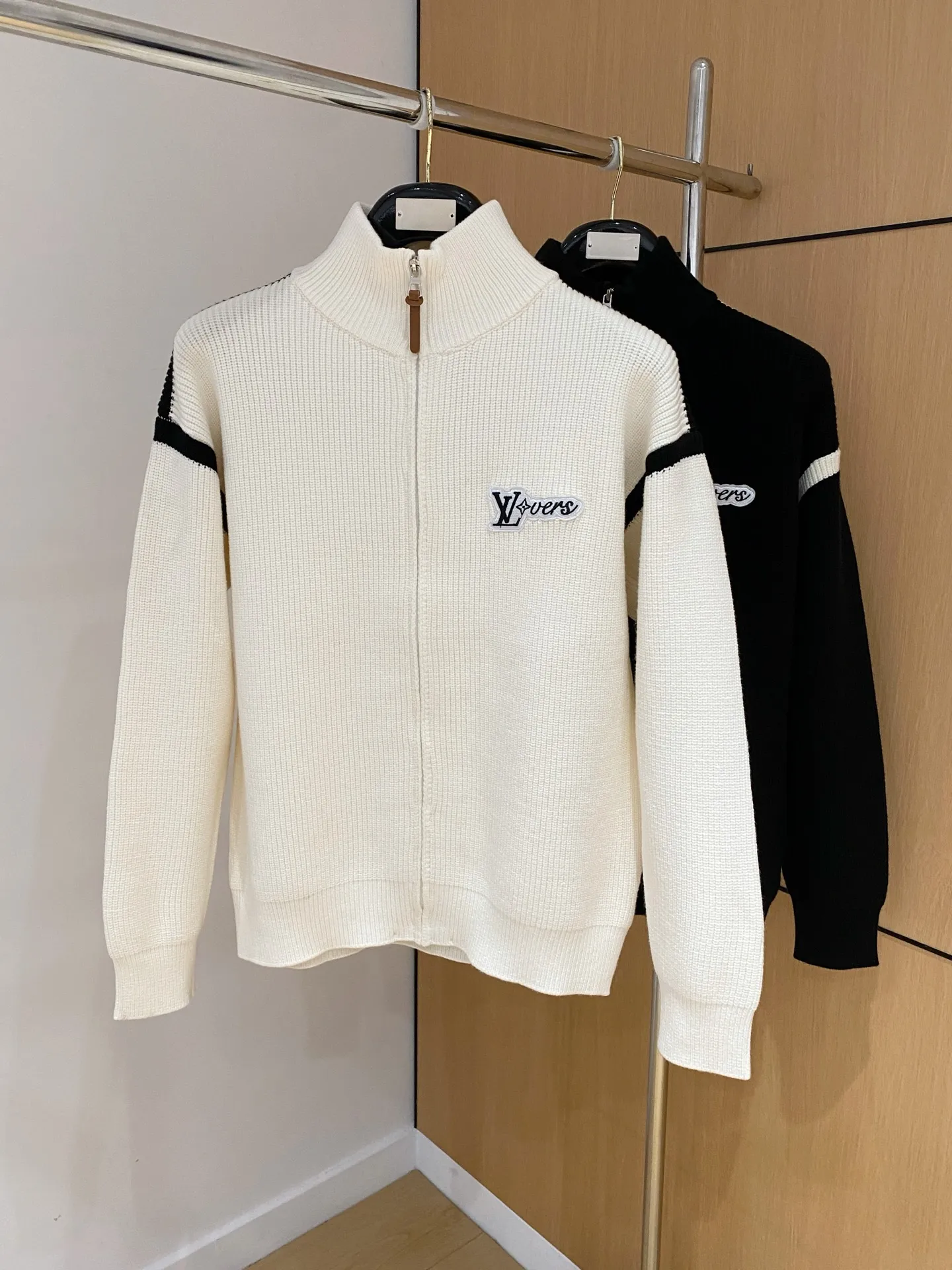 🅿️540 【LV Louis Vuitton】Autumn and winter classic cardigan sweater, in full condition! ! ! Wool blended fabric, the latest model in 2025, golden ratio! ! Slim-fitting soft gold, versatile and practical item, the combination and practicality are extremely powerful, simple and elegant, and classy! To create your own style, it is highly recommended to buy it in two colors. The standard slim fit tailoring process is suitable for both young and old men. It is knitted from wool and will not cause any discomfort! While keeping warm, it is stylish, textured and wearable, and the classic logo with contrasting colors on the chest feels in place! ! Recommended for regular customers! ! Size M-3XL (maximum wear: 190 pounds)